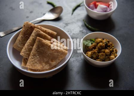 Beliebte indische Mahlzeit Paratha oder Fladenbrot und Chana oder Chick Pea Masala. Nahaufnahme. Stockfoto