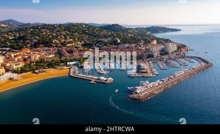 Luftaufnahme der französischen Gemeinde Sainte-Maxime mit Blick auf den Yachthafen Stockfoto