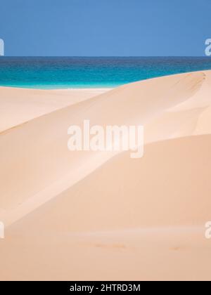 Vertikale Aufnahme eines Strandes. Perfekt für Tapeten. Stockfoto