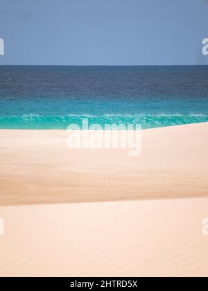 Vertikale Aufnahme eines Strandes. Perfekt für Tapeten. Stockfoto
