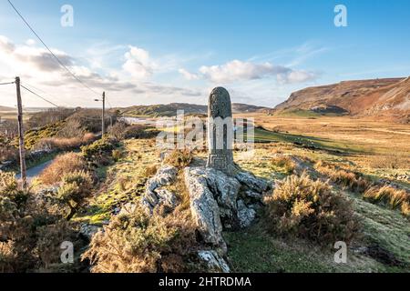 Luftaufnahme eines stehenden Steins in Glencolumbkille in der Grafschaft Donegal, Republik Irleand. Stockfoto