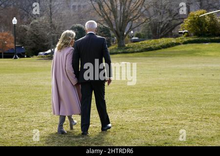 Washington, Usa. 02. März 2022. US-Präsident Joe Biden und First Lady Jill Biden verlassen das Weiße Haus am Mittwoch, den 2. März 2022, in Washington, DC auf dem Weg nach Duluth, Minnesota. Foto von Yuri Gripas/UPI Credit: UPI/Alamy Live News Stockfoto