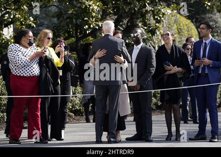 Washington, Usa. 02. März 2022. US-Präsident Joe Biden begrüßt am Mittwoch, den 2. März 2022, in Washington, DC, Besucher und Mitarbeiter auf dem South Lawn des Weißen Hauses vor seiner Abreise nach Duluth, Minnesota. Foto von Yuri Gripas/UPI Credit: UPI/Alamy Live News Stockfoto