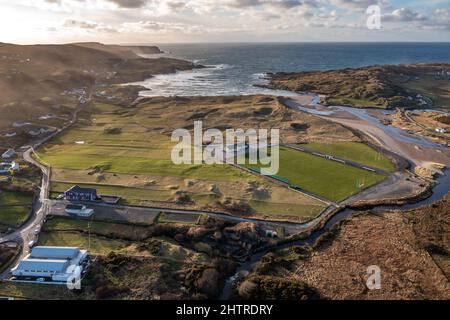 Luftaufnahme des GAA-Platzes in Glencolumbkille in der Grafschaft Donegal, Republik Irleand. Stockfoto