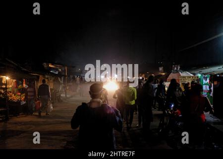 Nairobi, Kenia. 1. März 2022. Die Bewohner kehren nach einem Brandausbruch, der die Häuser in Kibera, Nairobi, zerstört hat, zu ihren Häusern zurück. Am 1.. März 2022. Die Bewohner der Slums von Kibera erlebten einen weiteren Verlust, als sie von einem Feuer, das spät in der Nacht auftrat und zwanzig Häuser niederwüste, nicht bemerkt wurden, und die meisten Einheimischen obdachlos blieben und sich an nichts wenden konnten. Der Ausbruch des Feuers war auf verworrene Drähte aus illegalen elektrischen Verbindungen zurückzuführen. (Bild: © Donwilson Odhiambo/ZUMA Press Wire) Stockfoto