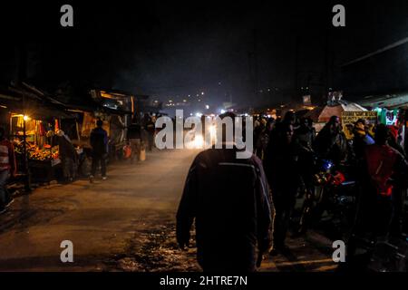 Nairobi, Kenia. 1. März 2022. Die Bewohner kehren nach einem Brandausbruch, der die Häuser in Kibera, Nairobi, zerstört hat, zu ihren Häusern zurück. Am 1.. März 2022. Die Bewohner der Slums von Kibera erlebten einen weiteren Verlust, als sie von einem Feuer, das spät in der Nacht auftrat und zwanzig Häuser niederwüste, nicht bemerkt wurden, und die meisten Einheimischen obdachlos blieben und sich an nichts wenden konnten. Der Ausbruch des Feuers war auf verworrene Drähte aus illegalen elektrischen Verbindungen zurückzuführen. (Bild: © Donwilson Odhiambo/ZUMA Press Wire) Stockfoto