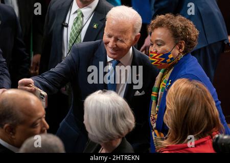 Washington, DC 1. März 2022, US-Präsident Joe Biden macht ein Selfie mit der US-Vertreterin Barbara Lee (D-CA), nachdem er am Dienstag, den 1. März 2022, seine erste formelle Rede zur Lage der Union in der Repräsentantenkammer des US-Kapitols in Washington, DC, hielt. Kredit: Sarabeth Maney/Pool über CNP Stockfoto