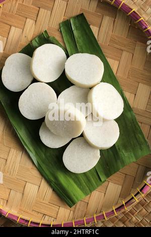 Ulen ketan, traditionelle indonesische Küche, hergestellt aus klebrigem Reis und Kokosnuss, Blick von oben Stockfoto