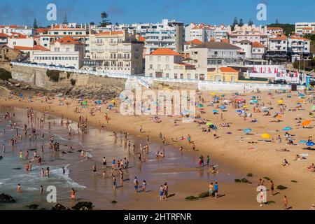 Colares, Portugal - 04. Juli 2021: Praia das Macas (Apple Beach) in Colares, Portugal, an einem Sommertag. Stockfoto