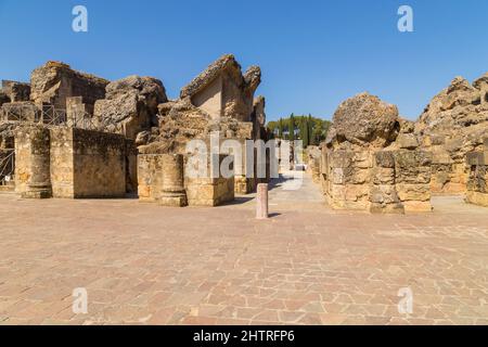 Sevilla, Spanien - 14. August 2021: Menschen in den römischen Ruinen von Italica, Sevilla, Provinz Sevilla, Andalusien, Spanien, Europa. Stockfoto