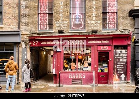 Hanks Gitarrengeschäft, Denmark Street, London, Vereinigtes Königreich. Stockfoto