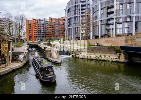 Die St. Pancras-Schleuse am Regents-Kanal mit Blick auf den Apartmentkomplex Gasholders in London, Großbritannien. Stockfoto