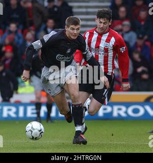 SOUTHAMPTON V LIVERPOOL 14-03-04 STEVEN GERRARD UND RORY DELAP PIC MIKE WALKER, 2004 Stockfoto