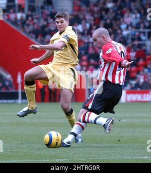 SOUTHAMPTON V LIVERPOOL DANNY HIGGINBOTTOM RÄUMT UNTER DEM DRUCK VON STEVEN GERRARD PIC MIKE WALKER, 2005 Stockfoto