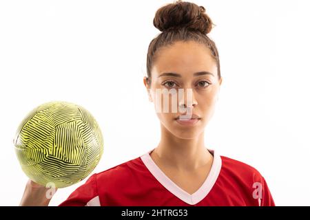 Nahaufnahme eines selbstbewussten Biracial junge Spielerin mit Handball vor weißem Hintergrund Stockfoto