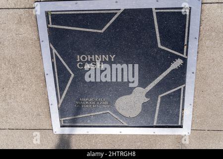 Nashville, Tenessee - 12. Januar 2022: Johnny Cash Star auf dem Music City Walk of Fame Music Garden Park für Country-Musik-Legenden Stockfoto