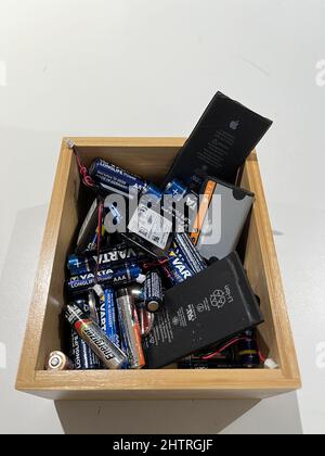 Stuttgart, Deutschland - März 02,2022: Eine Kiste mit alten Akkumulatoren und Batterien verschiedener Hersteller Stockfoto