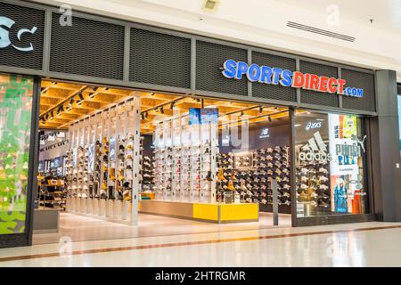 Vordereingang des Sports Direct Stores im Merry Hill Shopping Centre in den Midlands, Großbritannien. Stockfoto