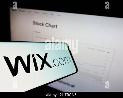 Smartphone mit Logo der israelischen Software-Firma Wix.com Ltd. Auf dem Bildschirm vor der Business-Website. Konzentrieren Sie sich auf die Mitte des Telefondisplays. Stockfoto