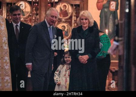 Westminster, London, Großbritannien. 02. März 2022. Charles, Prinz von Wales und Camilla, Herzogin von Cornwall besuchen heute Nachmittag einen Gottesdienst in der ukrainischen Kathedrale in Mayfair, London, begrüßt von Bischof Kenneth Nowakowski und dem ukrainischen Botschafter im Vereinigten Königreich, Vadym Prystaiko. Kredit: Imageplotter/Alamy Live Nachrichten Stockfoto