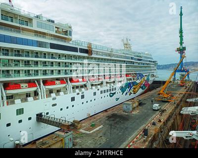 Kreuzfahrt-Schiff im Trockendock, marseille Trockendock, Silberschatten, norwegisches Juwel, Schiffsreparatur, Kreuzfahrt-Schiff Wartung, Schiff im Trockendock Stockfoto