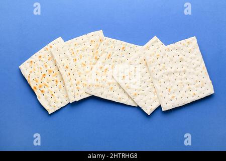 Jüdische Fladenbrot-Matza für Passah auf blauem Hintergrund Stockfoto