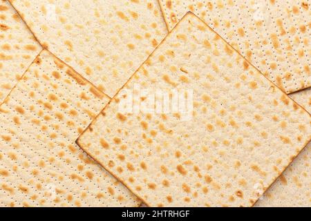 Traditionelle jüdische Fladenbrot-Matza für Passah als Hintergrund, Nahaufnahme Stockfoto