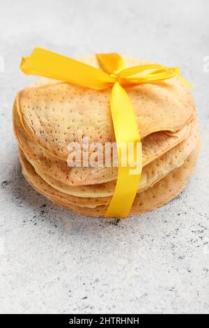 Jüdische Fladenbrot-Matza für Passah mit Band auf hellem Hintergrund Stockfoto