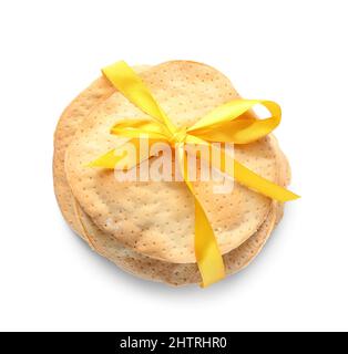 Jüdische Fladenbrot-Matza für Passah mit gelbem Band auf weißem Hintergrund Stockfoto