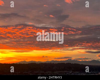 Farbenfroher Sonnenuntergang Über Den Olympic Mountains Von Seattle Aus Stockfoto