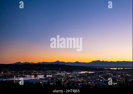 Sonnenuntergang über den Olympic Mountains und Ballard in Seattle Stockfoto
