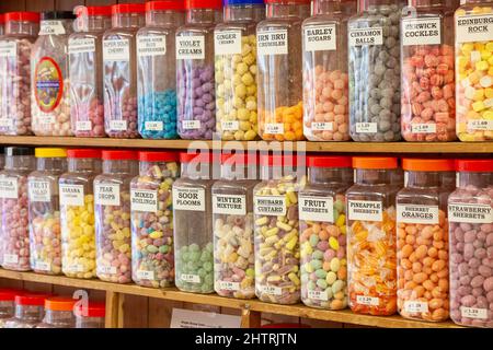 Eine Auswahl an klassischen alten Süßigkeiten in Gläsern. Stockfoto