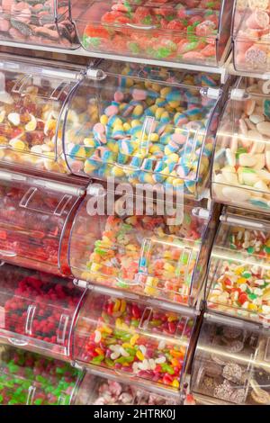 Pflücken und mischen Sie Süßigkeiten in Kunststofflagerung Stockfoto