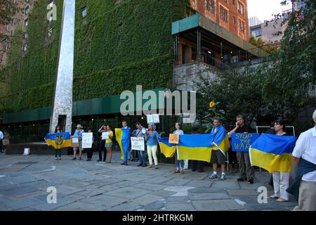 Ukrainer, die sich Russen und Weißrussen anschlossen, protestieren neben dem Frieden aus einer Skulptur vor dem Hauptsitz der Vereinten Nationen nach Putins 2014 Stockfoto