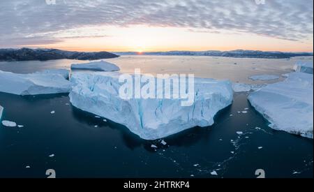 Eisberge, die aus der Luft auf dem Meer schweben, in Panoramalage Stockfoto