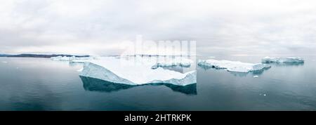 Eisberge, die aus der Luft auf dem Meer schweben, in Panoramalage Stockfoto