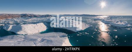 Eisberge, die aus der Luft auf dem Meer schweben, in Panoramalage Stockfoto