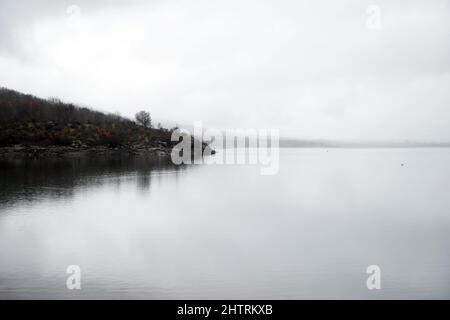 Ruhige Seenlandschaft an einem bewölkten Tag Stockfoto