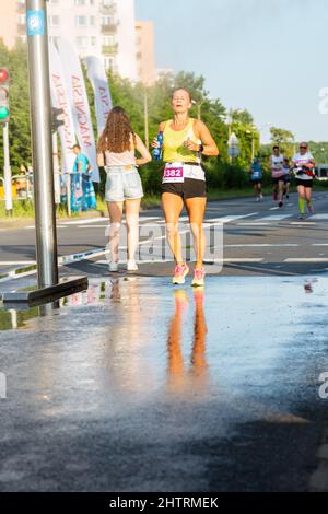 3 Rd Wizz Air Katowice Halbmarathon, Katowice, Schlesien, Polen. 19. Juli 2021. Marathon-Freiwilliger bietet Wasser für die Flüssigkeitszufuhr benötigt. Stockfoto