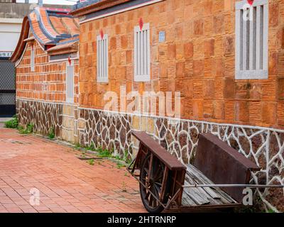 Nahaufnahme einer traditionellen Backsteinmauer in Kinmen, Taiwan Stockfoto
