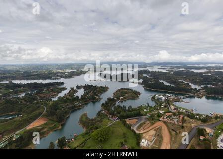 Blick auf die umliegende Landschaft vom Penon von Guatape, Kolumbien Stockfoto