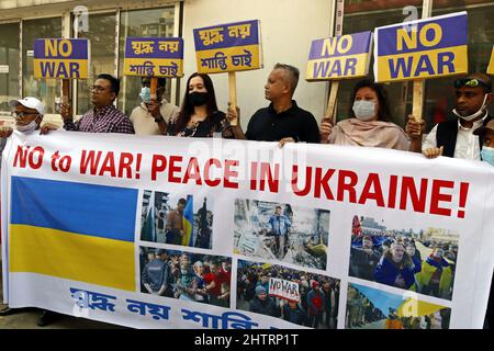 Ukrainische Bürger, die in bangladesch leben, und Anhänger der Ukraine aus Bangladesch nehmen an einem Protest gegen die russische Invasion in der Ukraine vor Stockfoto