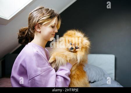 Besitzer teen Mädchen kümmert sich um ihre Haustiere, Fütterung, Pflege, spielen mit Hund Stockfoto