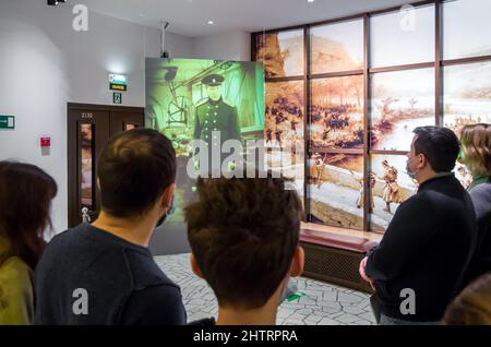 Tula, Russland - 04. Januar 2021: Der Einsatz von Multimedia-Technologien in den Hallen des Museums Stockfoto