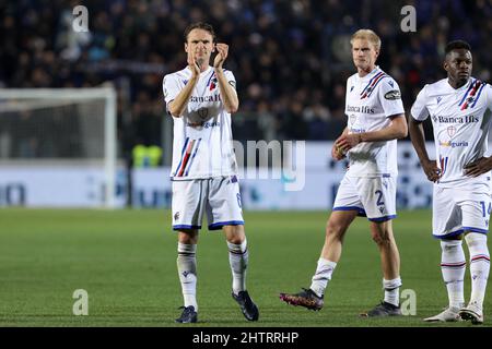 Bergamo, Italien. 28.. Februar 2022. Italien, Bergamo, 28 2022. februar: Albin Ekdal (Mittelfeldspieler Sampdoria) begrüßt die Fans am Ende des Fußballspiels ATALANTA gegen SAMPDORIA, Serie A 2021-2022 day27, Gewiss Stadium (Foto von Fabrizio Andrea Bertani/Pacific Press/Sipa USA) Quelle: SIPA USA/Alamy Live News Stockfoto