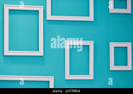Das Innere der Wohnung. Leere Bilderrahmen hängen an der Wand. Stockfoto