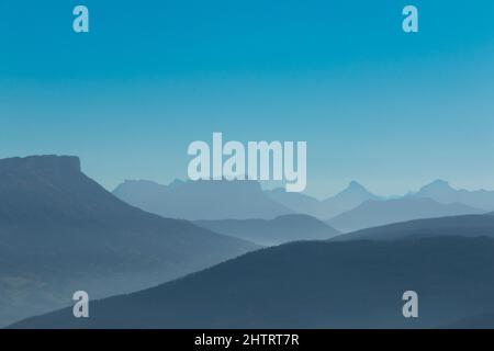 Blauer Himmel und Bergsilhouetten in den französischen Alpen Stockfoto