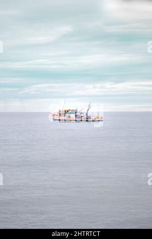 Fischerboot in der Nähe von Don Marcelino, Davao ockidental Stockfoto