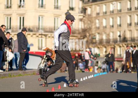 Paris, Frankreich - 27. Februar 2022 : Ein Pariser Rollschuh, der an einem sonnigen Tag für die Touristen in Paris auftrat Stockfoto