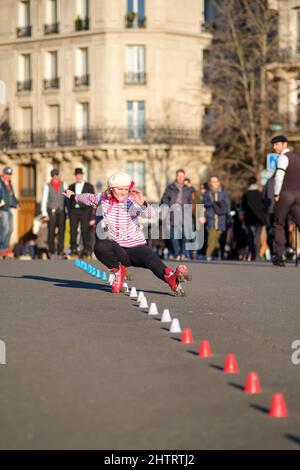 Paris, Frankreich - 27. Februar 2022 : Eine Pariser Rollerskaterin, die an einem sonnigen Tag für die Touristen in Paris auftrat Stockfoto